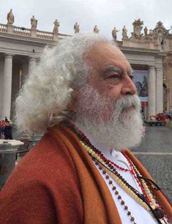 Armondo Linus Acosta, also known as Siddha Meditation Master Baba Ganapati, in Rome’s Vatican Square prior to attending the canonization of Mother Teresa, September 2014. <span style=""font-size: 9px;"">© AFA vzw</span>