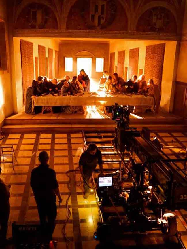 Long view of "The Living Tableau" set, an exact replica of Leonardo’s master painting, with the actors in place. <span style=""font-size: 9px;"">© AFA vzw</span>